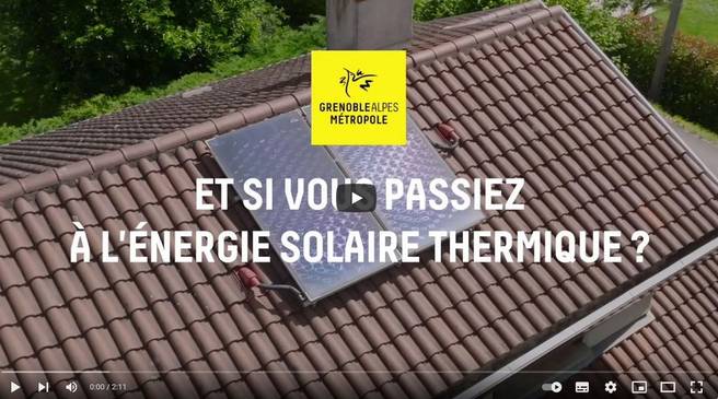 Des panneaux solaires sur un toit de maison