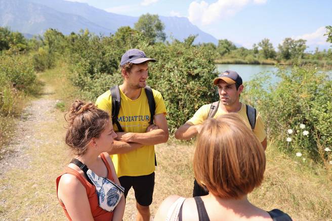 Les médiateurs environnementaux, sensibilisent les promeneurs aux bonnes pratiques dans les Isles du Drac. 